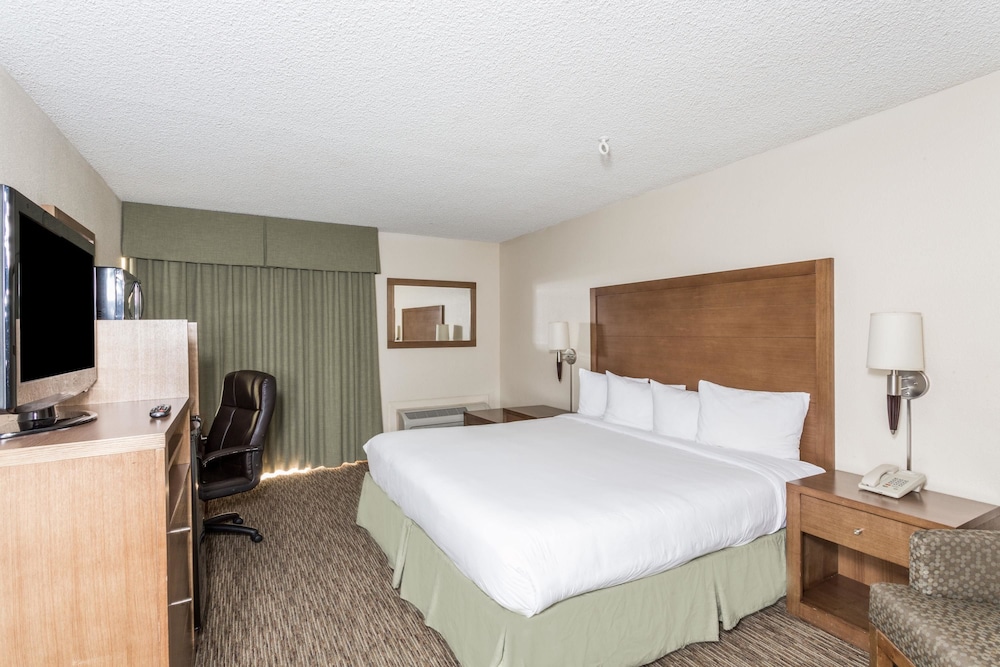 Days Hotel By Wyndham Peoria Glendale Area 7/24