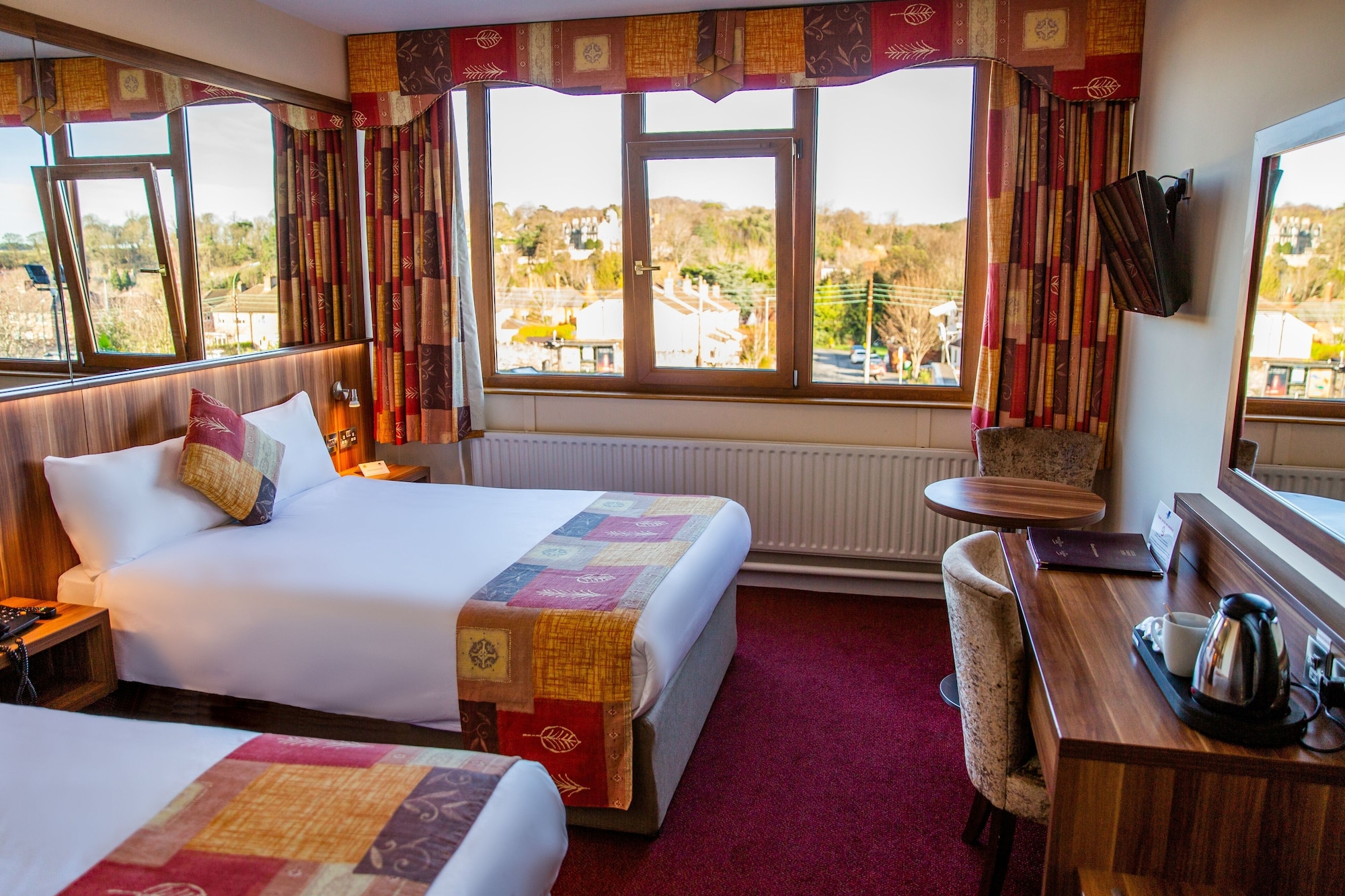 غرفة قياسية ثلاثية بسرير مزدوج وسرير فردي، West County Hotel 2/6