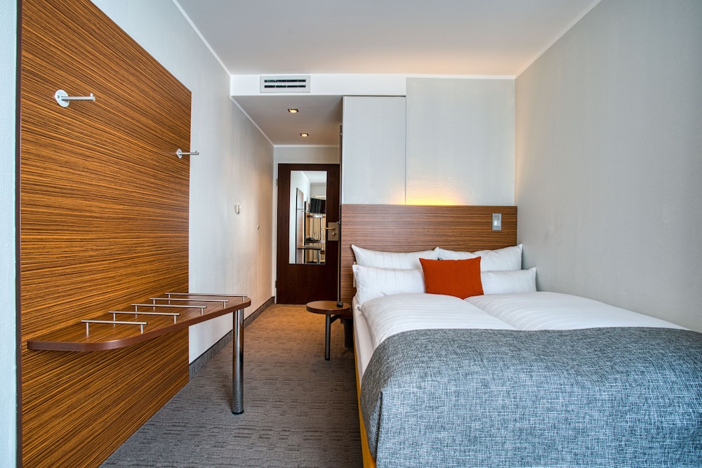 STANDARD, QUEEN BED