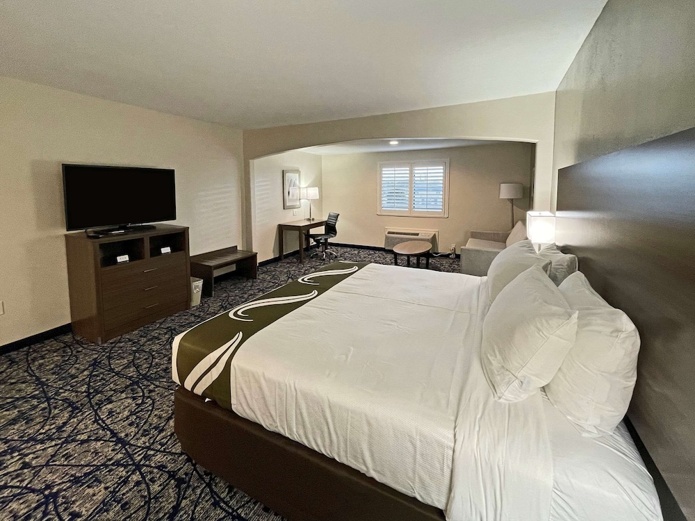 Quality Suites Houston Hobby Airport Ex Super 8 11/33