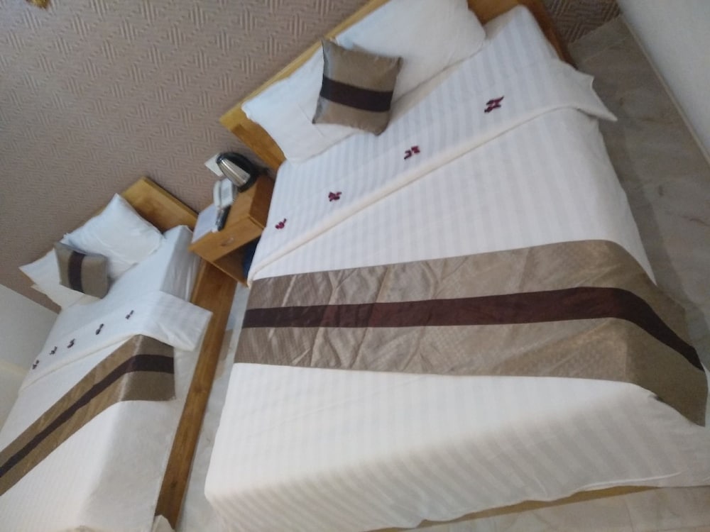 Ngoc Hanh Beach Hotel 37/75