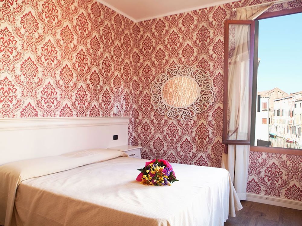 SUITE, QUEEN AND TWIN BEDS, CANAL VIEW
