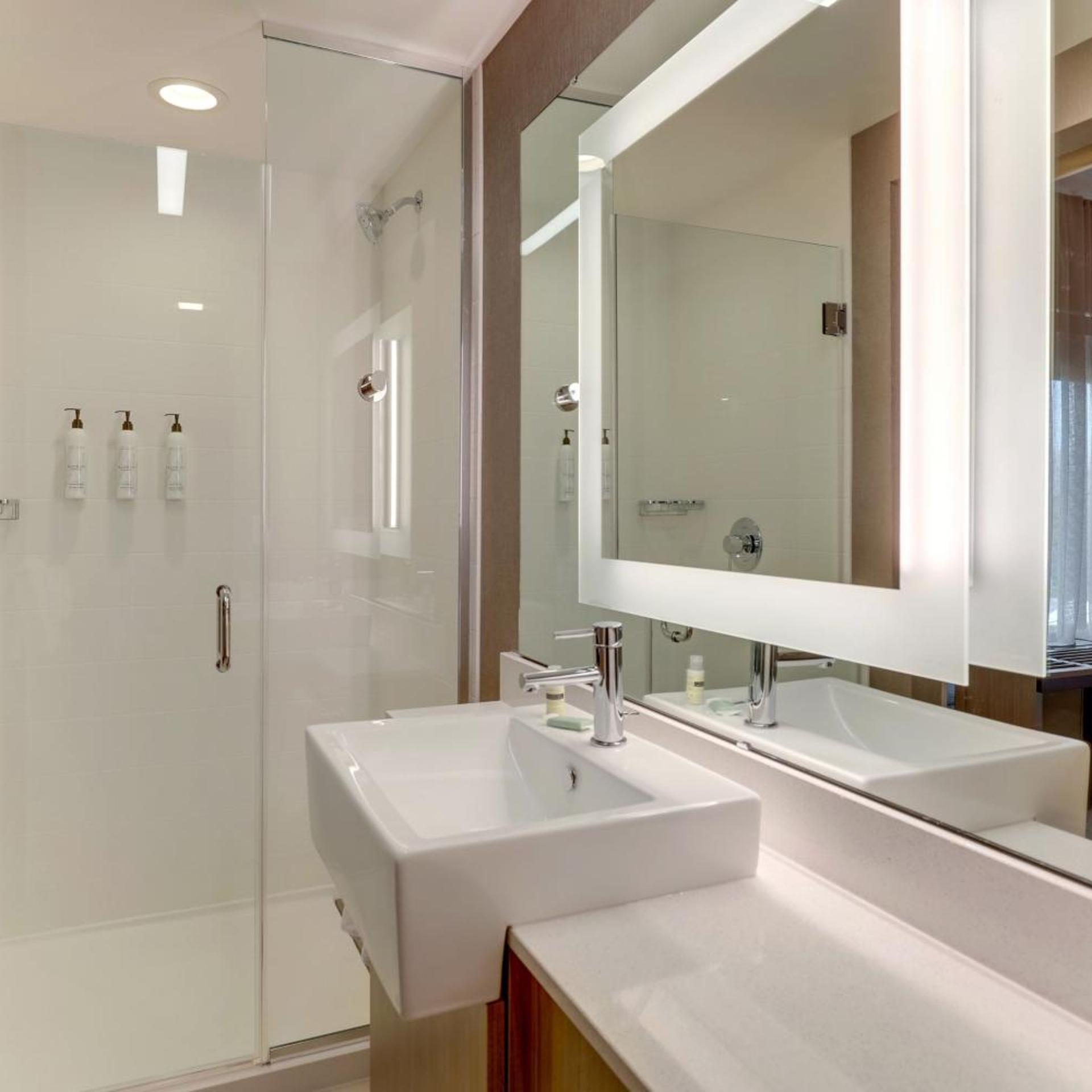 غرفة بسرير كينج مع سرير سحّاب إضافي مع أريكة بحوض استحمام لذوي الإعاقة، SpringHill Suites by Marriott Cheraw 6/7