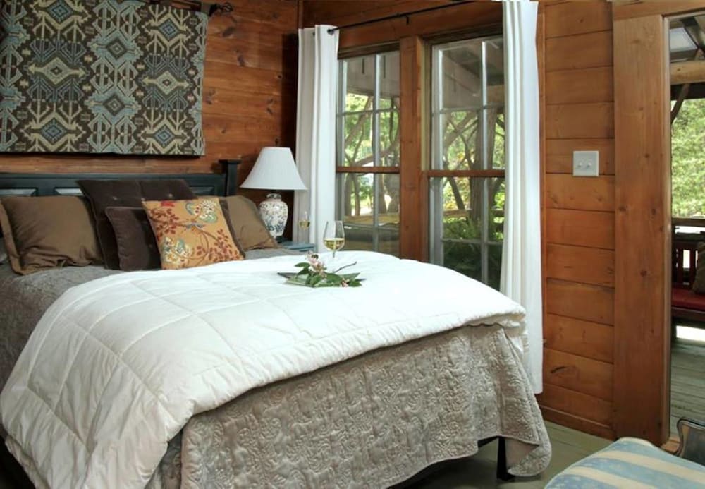 Garden, Queen Bed