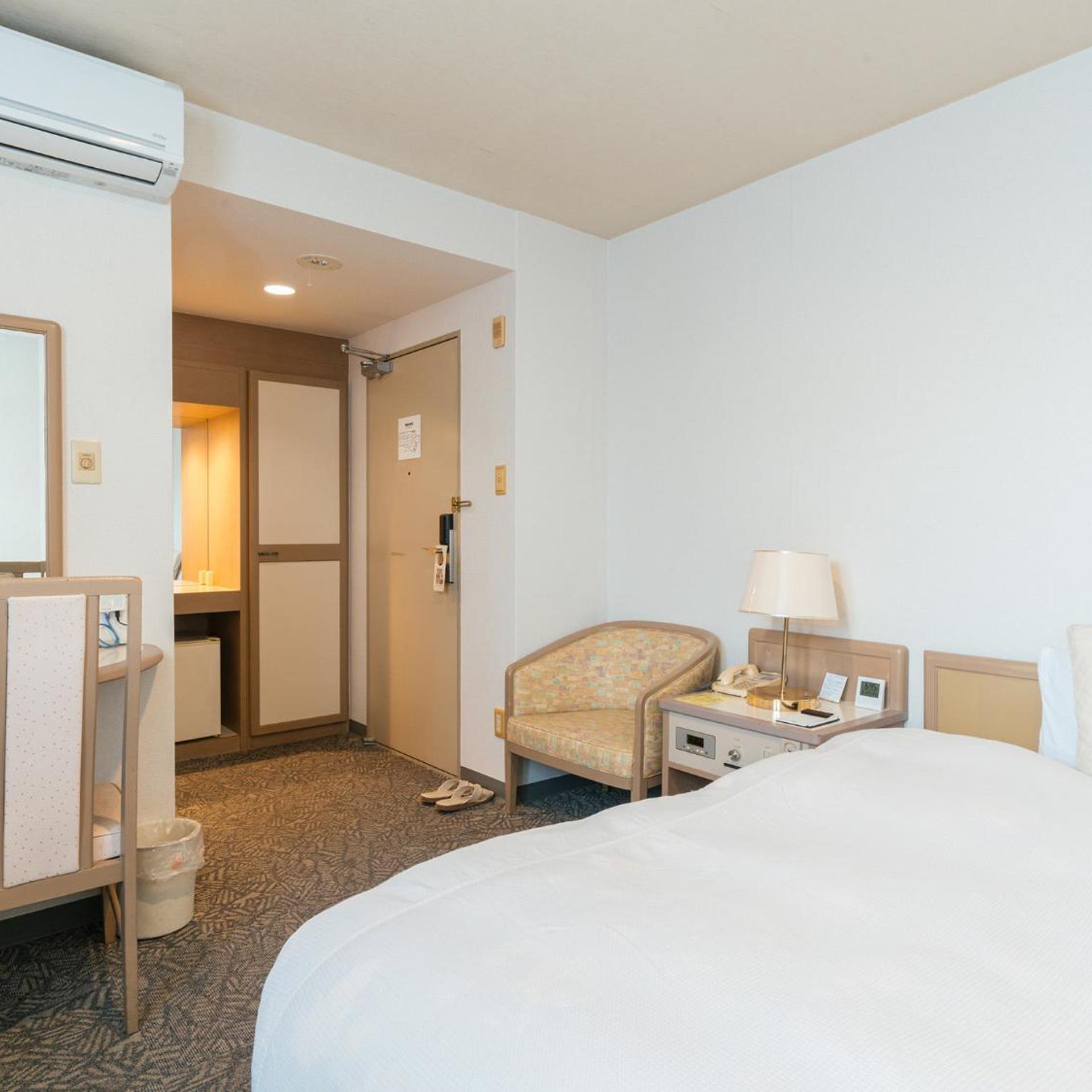 غرفة مفردة، Hotel New Century 4/13