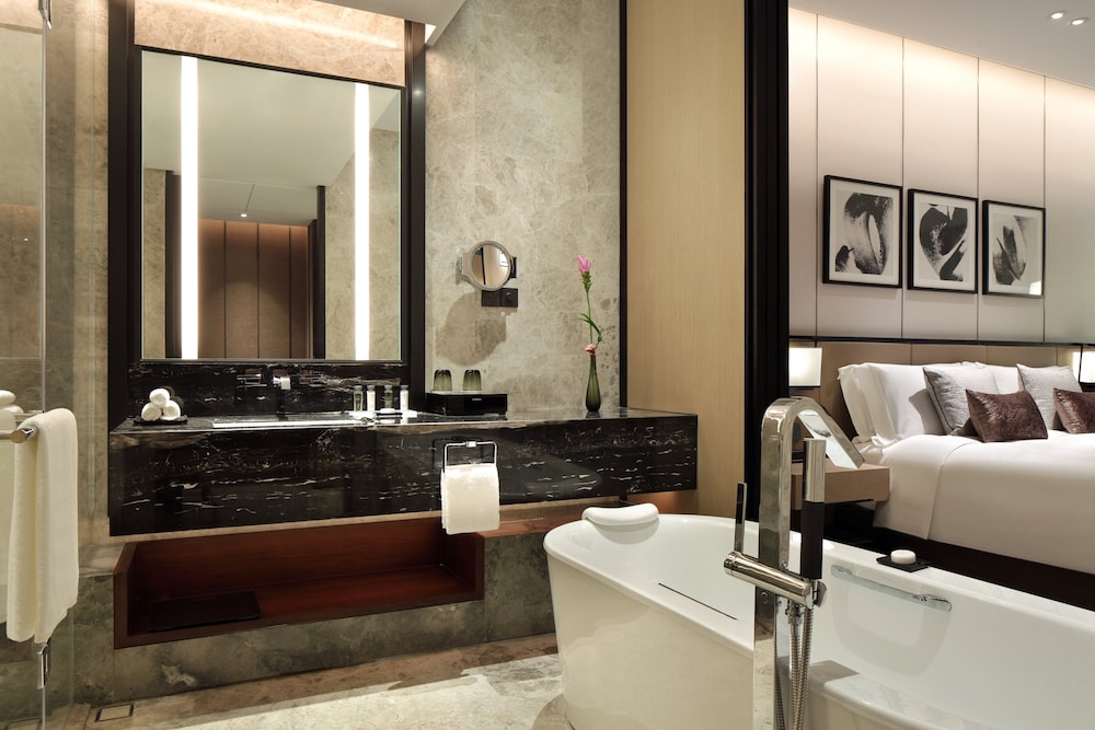 جناح بسرير كينج وسرير فردي بغرفة نوم واحدة، InterContinental Shanghai Hongqiao NECC, an IHG Hotel 5/6