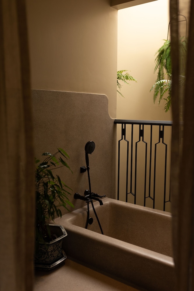 Hotel Verdigris 8/25