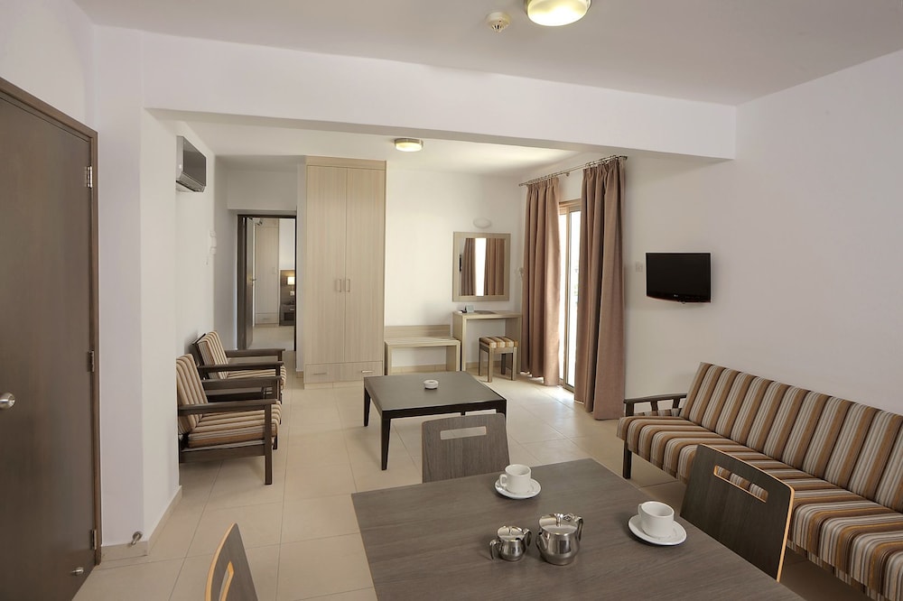 Petrosana Hotel Apartments 32/36