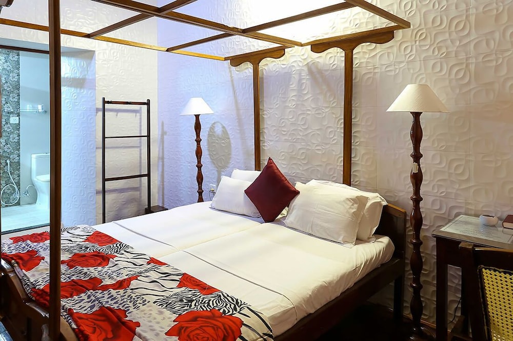 CHIRAMEL RESIDENCY FORTKOCHI 13/54