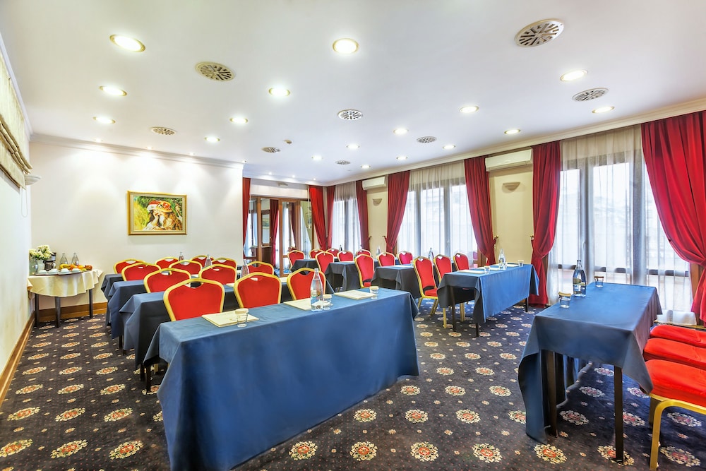 Minerva Premier Hotel 25/29