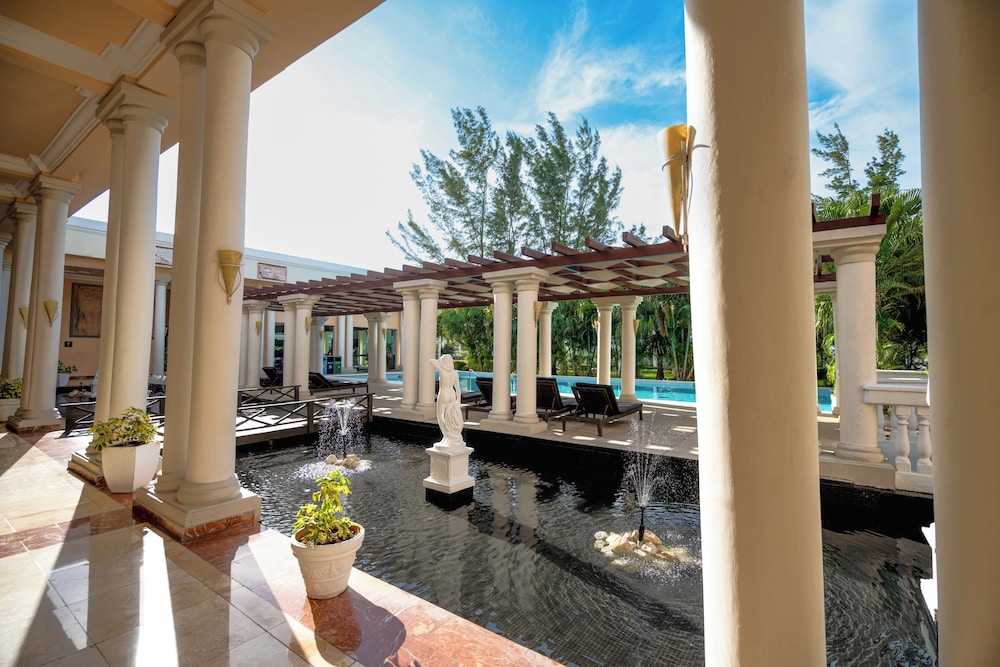 The Signature Level at Grand Palladium Lady Hamilton Resort & Spa 19/48