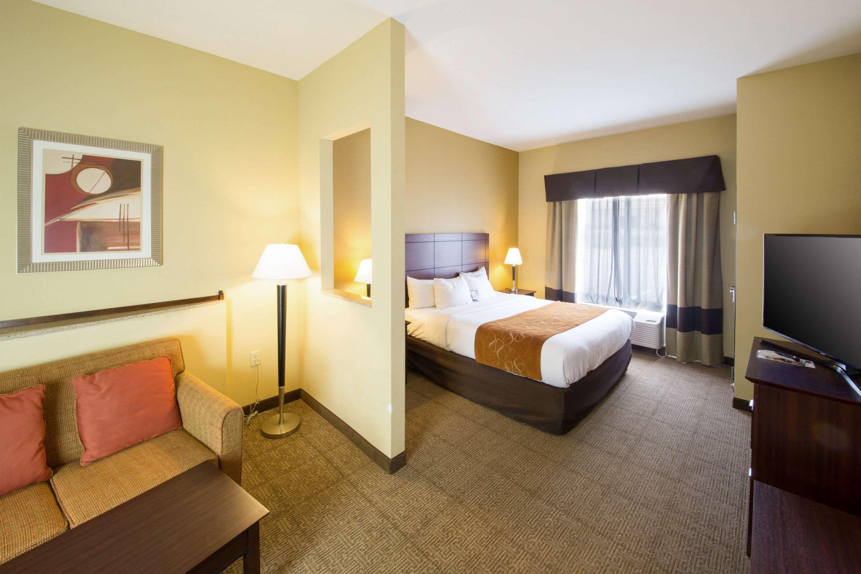 SUITE, KING BED, ACCESSIBLE
