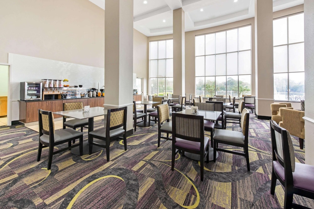 La Quinta Inn & Suites by Wyndham Bridge City 30/44