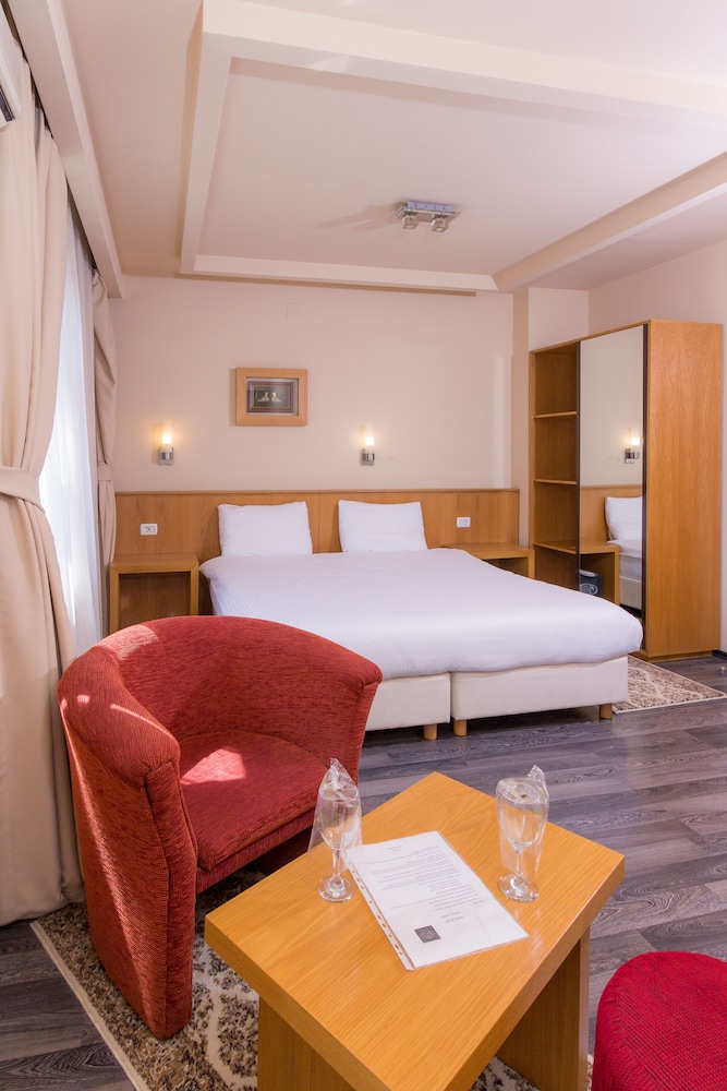 Hotel Lirak 13/50