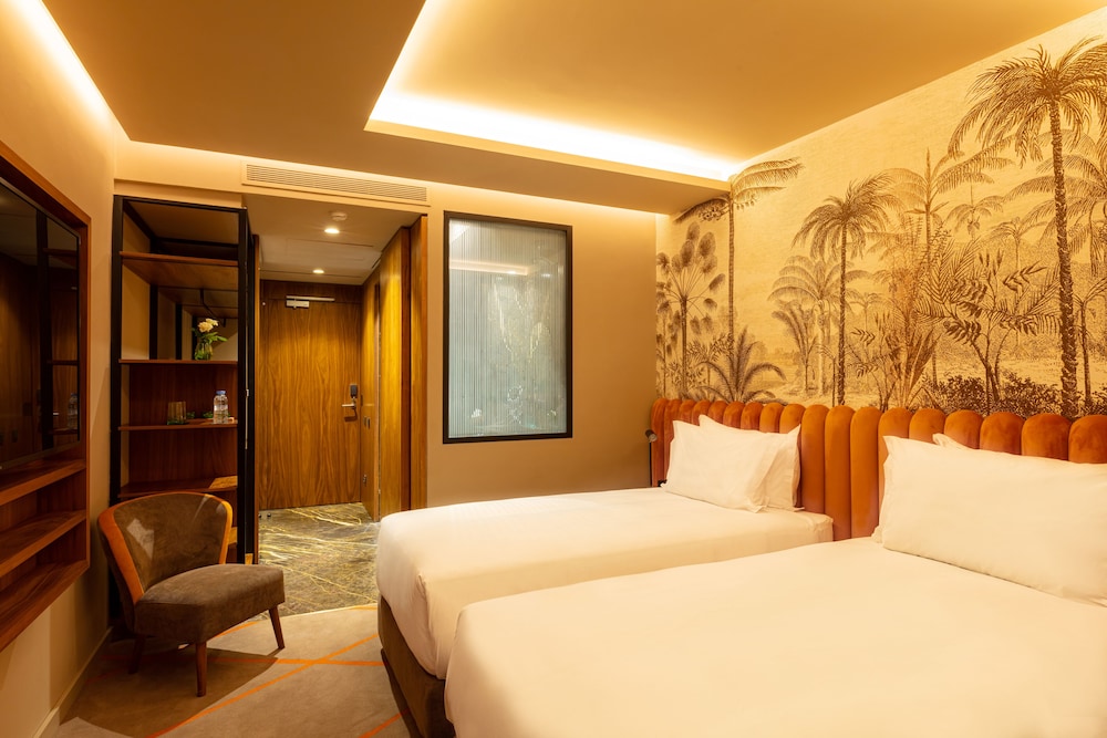 ROOM, DOUBLE OR TWIN BED