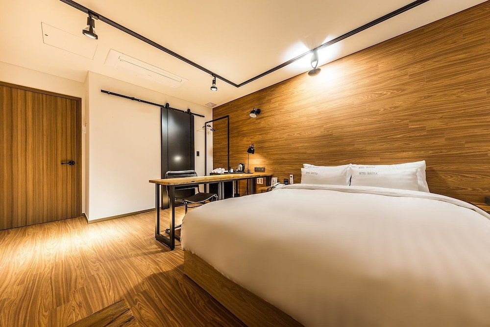 DELUXE, QUEEN BED