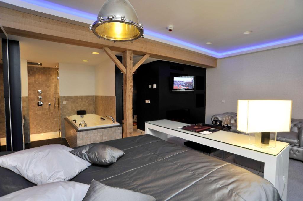Theme, Superior, Suite, King Bed, Sofa, Living Area، Golden Tulip West Ende 2/6
