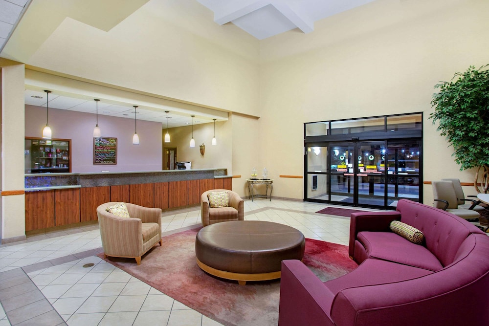 La Quinta Inn Suites Springfield Airport Plaza 48/61