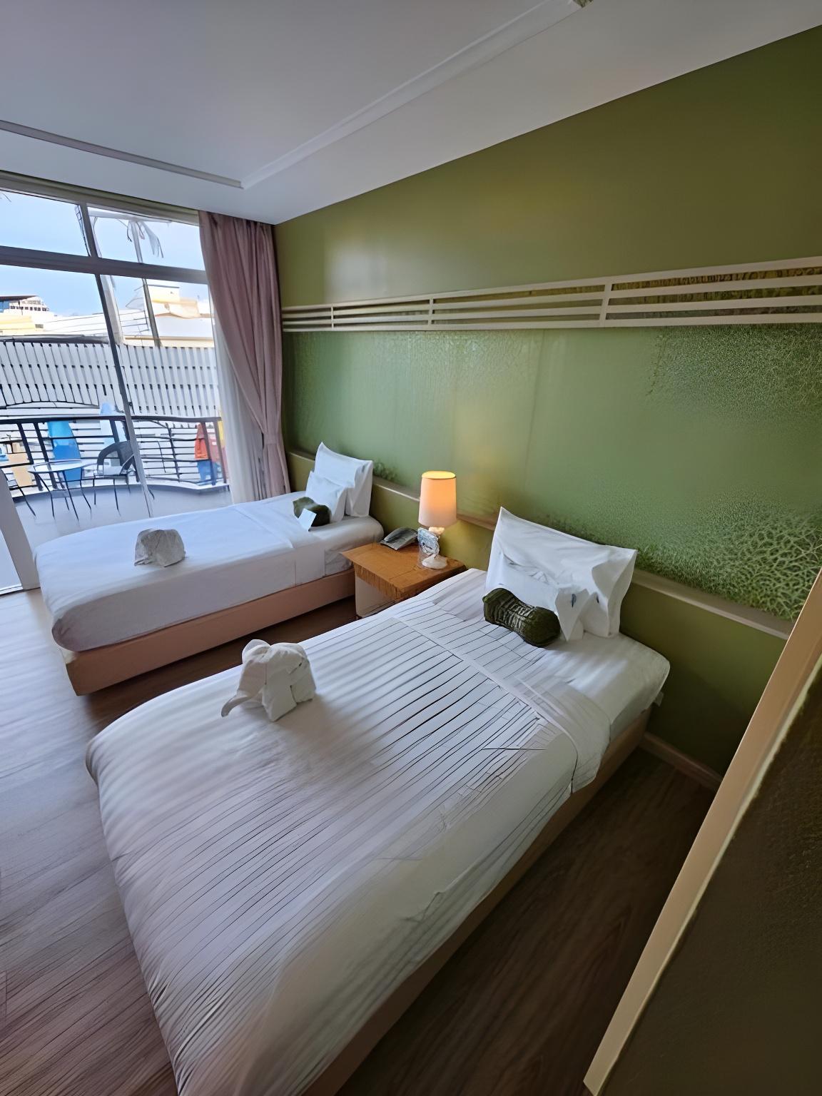 DELUXE, TWIN BEDS, POOL TERRACE