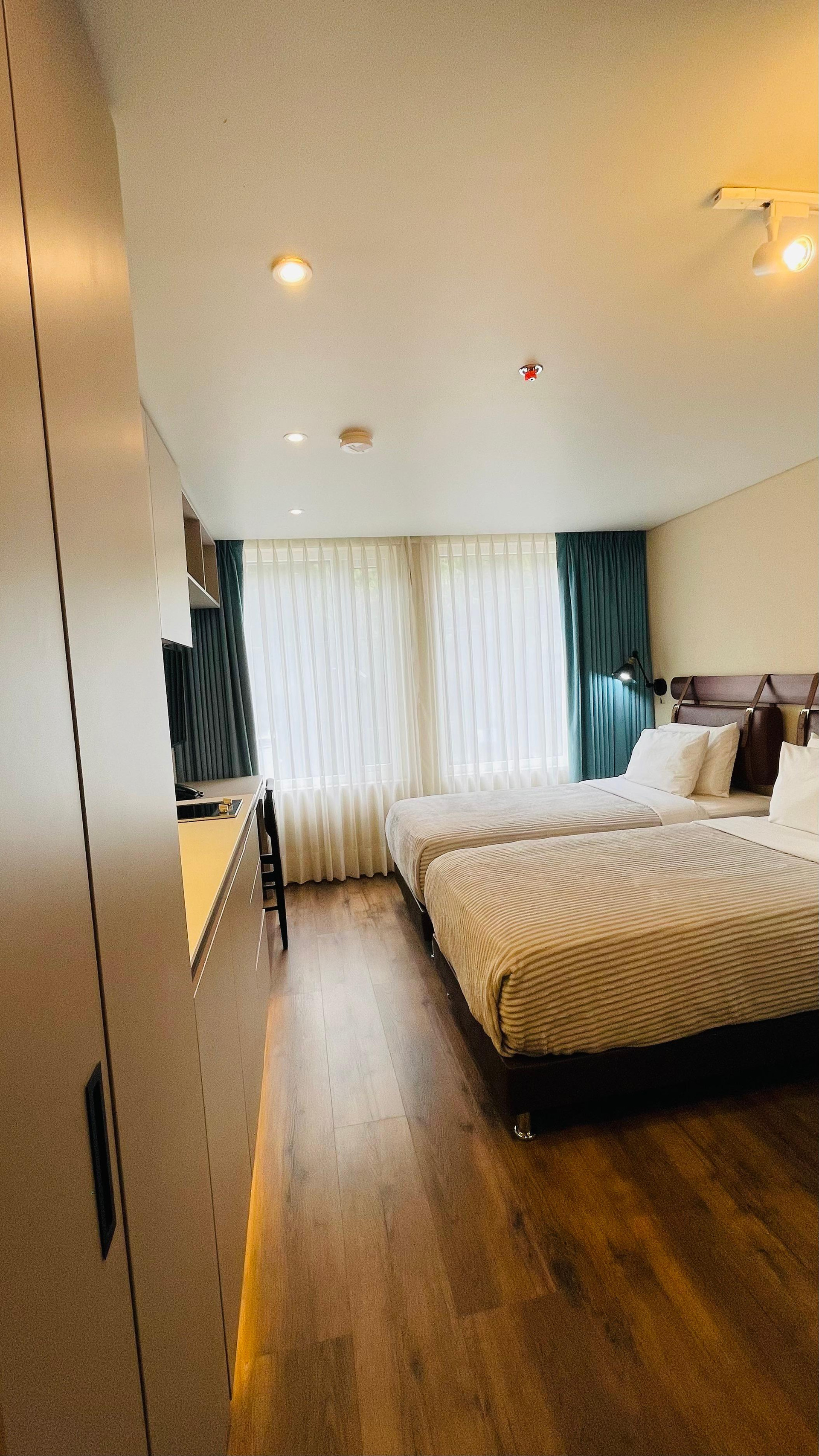 Junior, Twin Beds, Street View