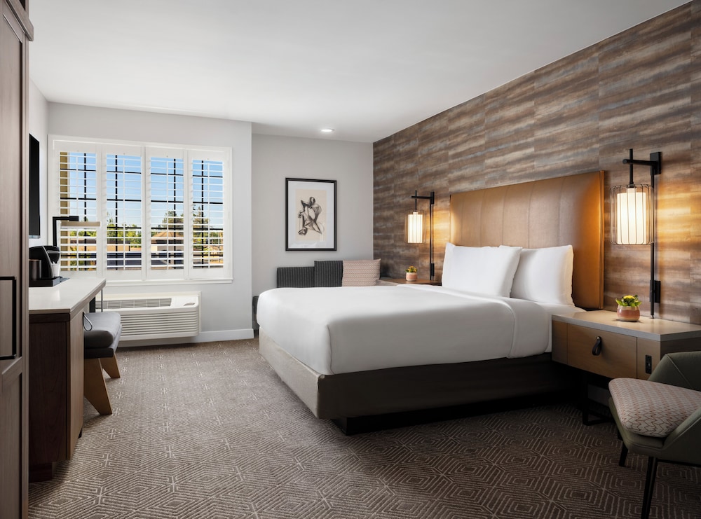 DELUXE, KING BED