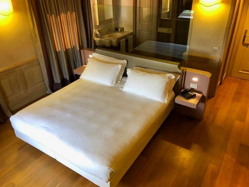 PREMIUM, DOUBLE OR TWIN BED, PARK VIEW, BATHTUB