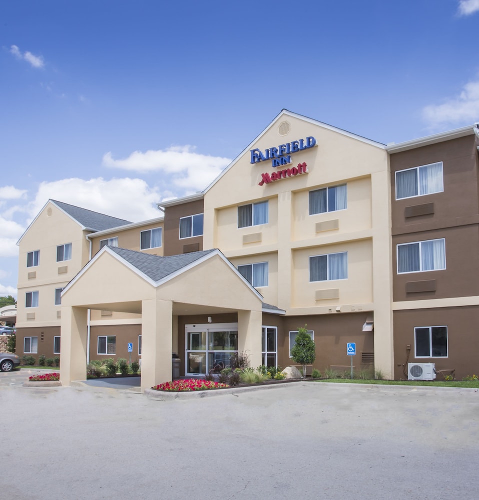 AmericInn by Wyndham Topeka 1/37