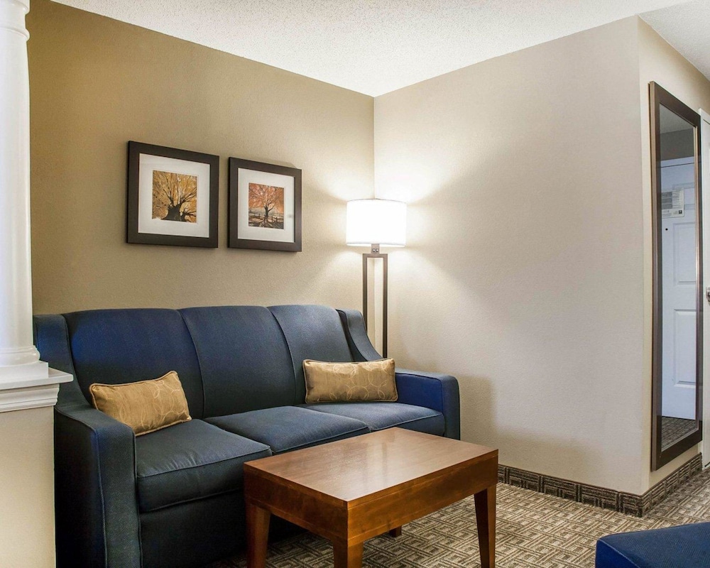 Comfort Inn & Suites Sturbridge-Brimfield 40/54