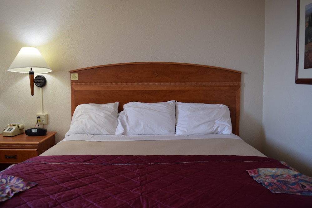 Americas Best Value Inn Jefferson City 7/33