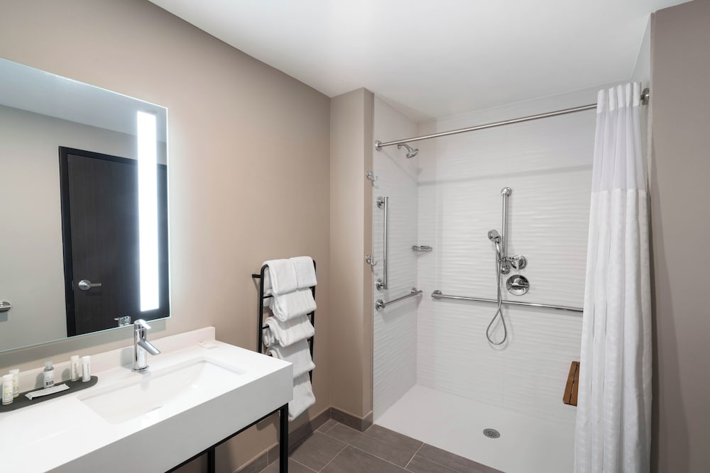 La Quinta Inn Suites By Wyndham Nashville Downtown Stadium 52/52
