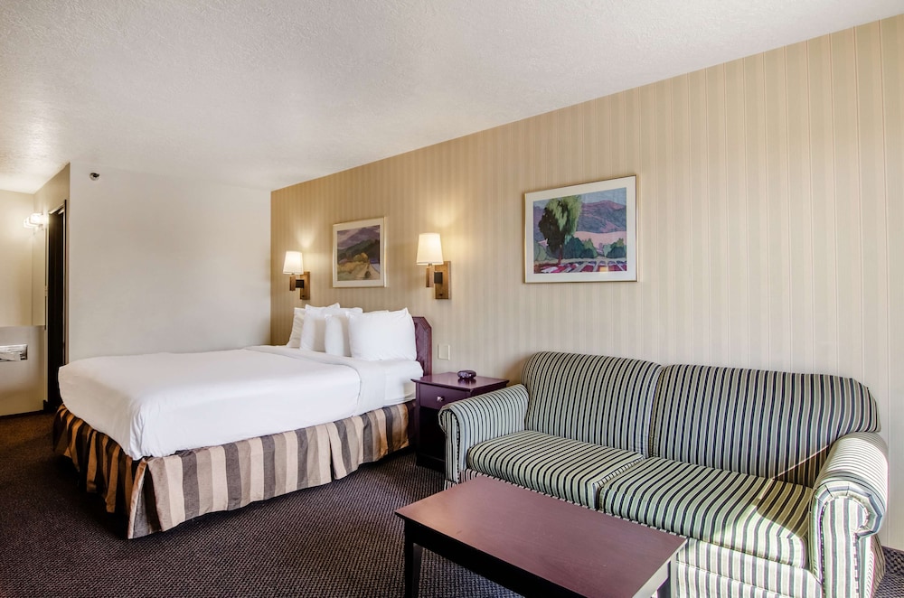 ROOM, KING BED