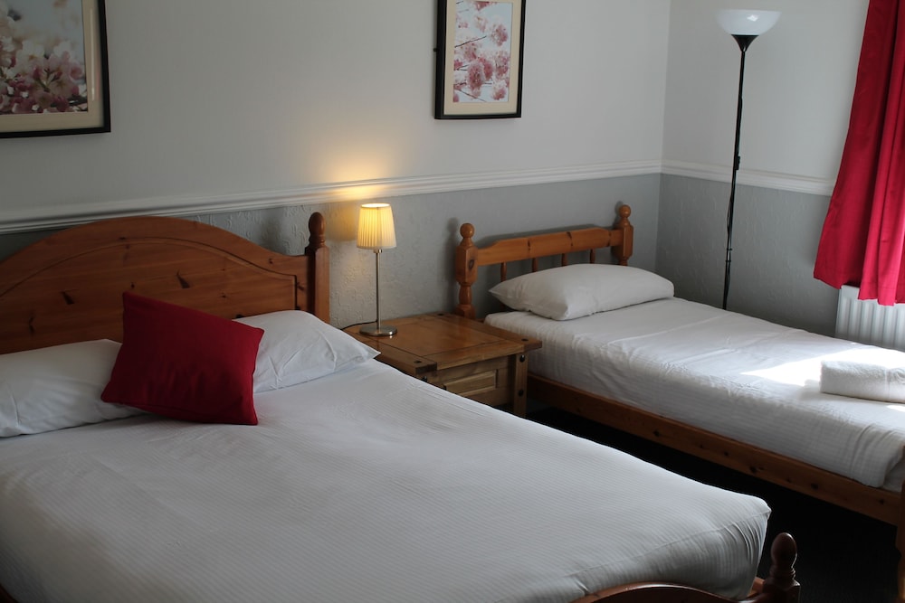 Oak Farm Hotel 18/40