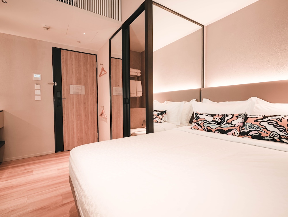 EXECUTIVE, QUEEN BED