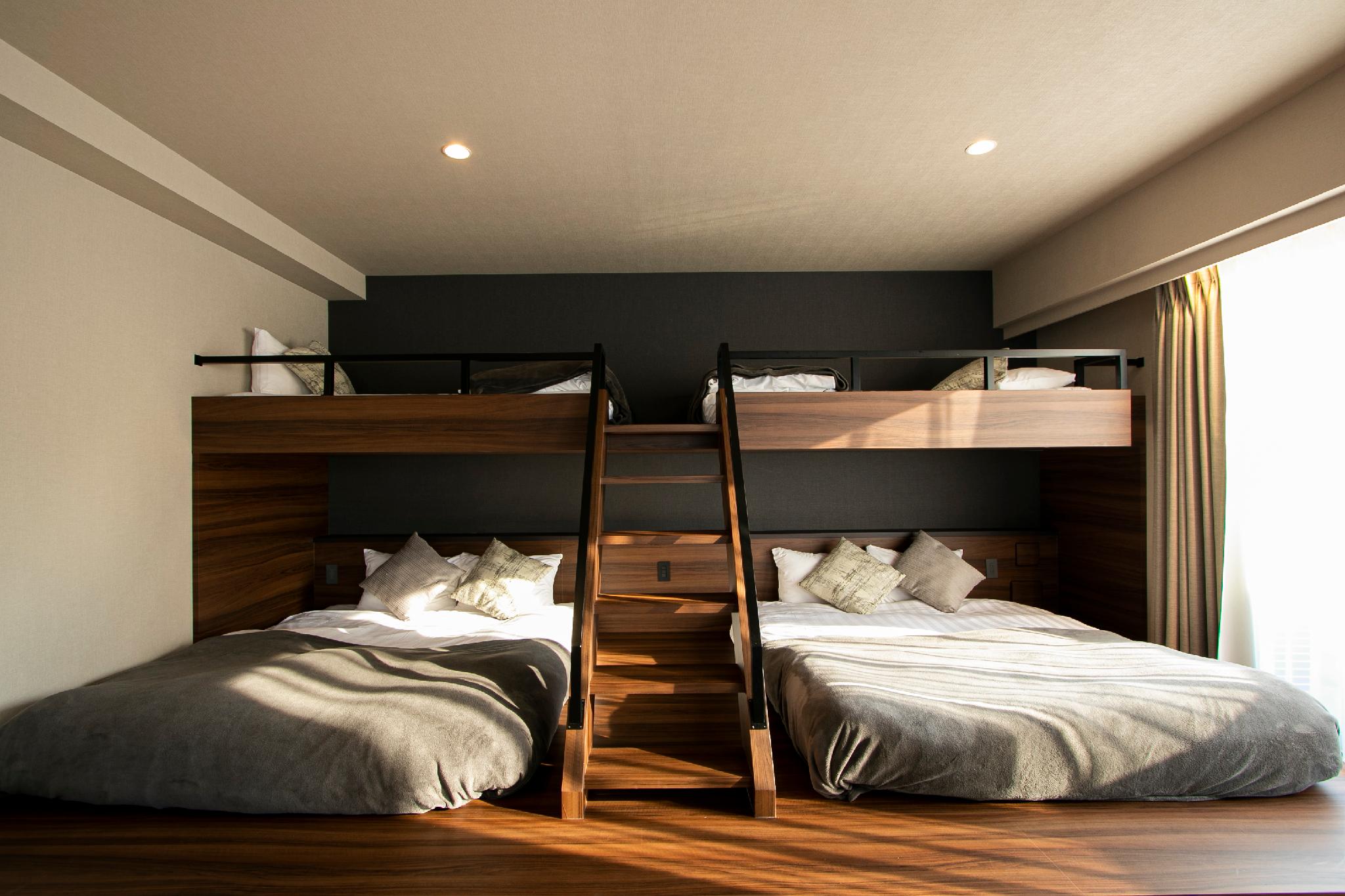 Guest Room, Deluxe, Suite, 5 Beds, Night View