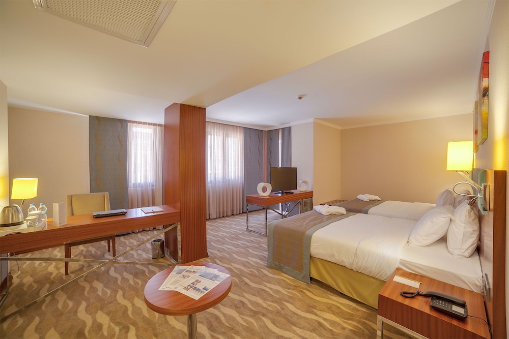 LAMEC HOTEL BUSINESS 11/32