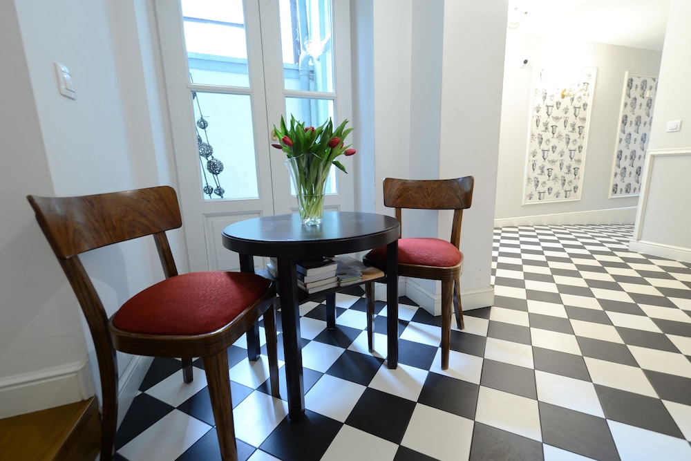 CRYSTAL SUITES CHEZ HELENA 54/64
