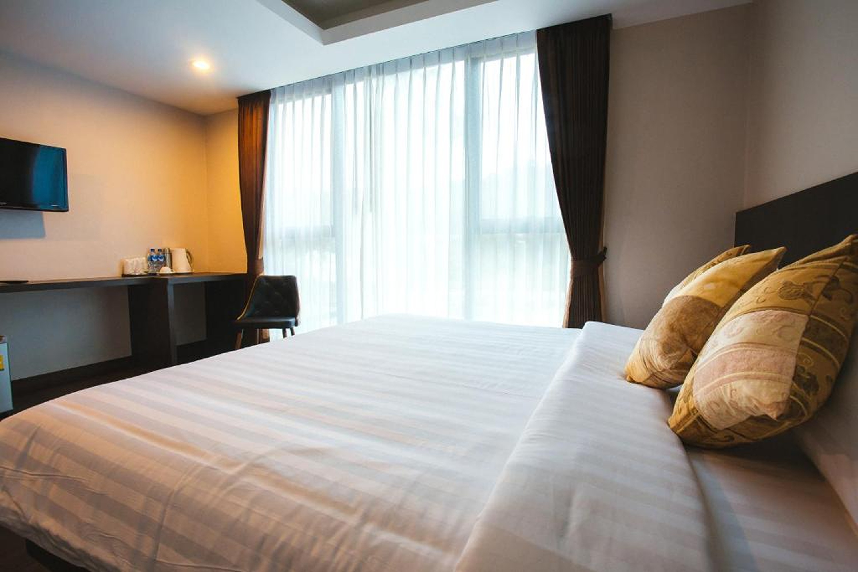 Deluxe, King Bed, Tetris Hotel (SHA) by ZUZU 5/6