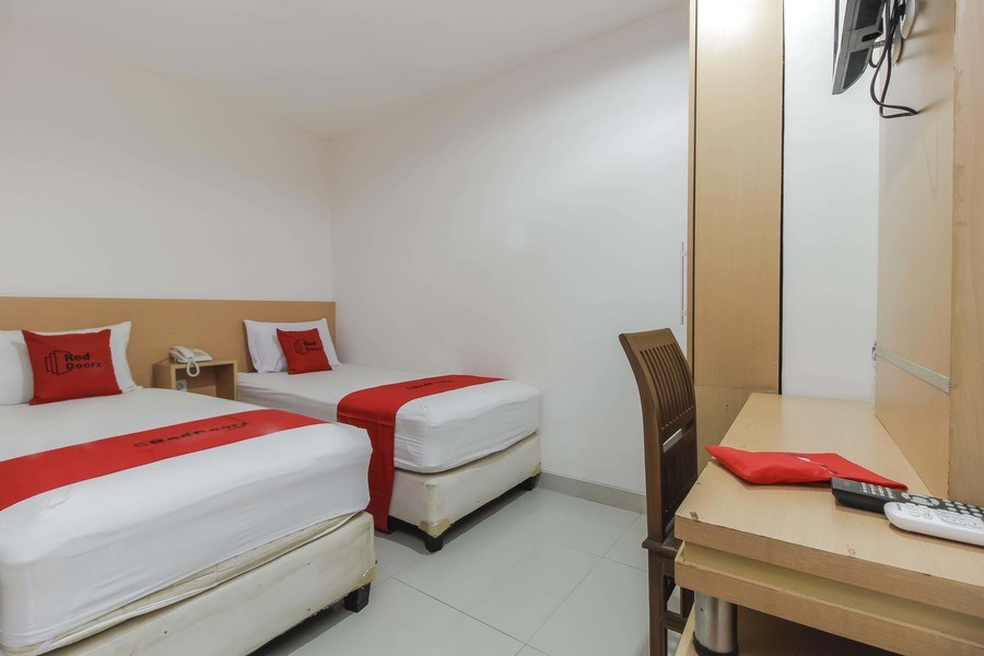 Reddoorz Plus Near Galaxy Bekasi 15/22