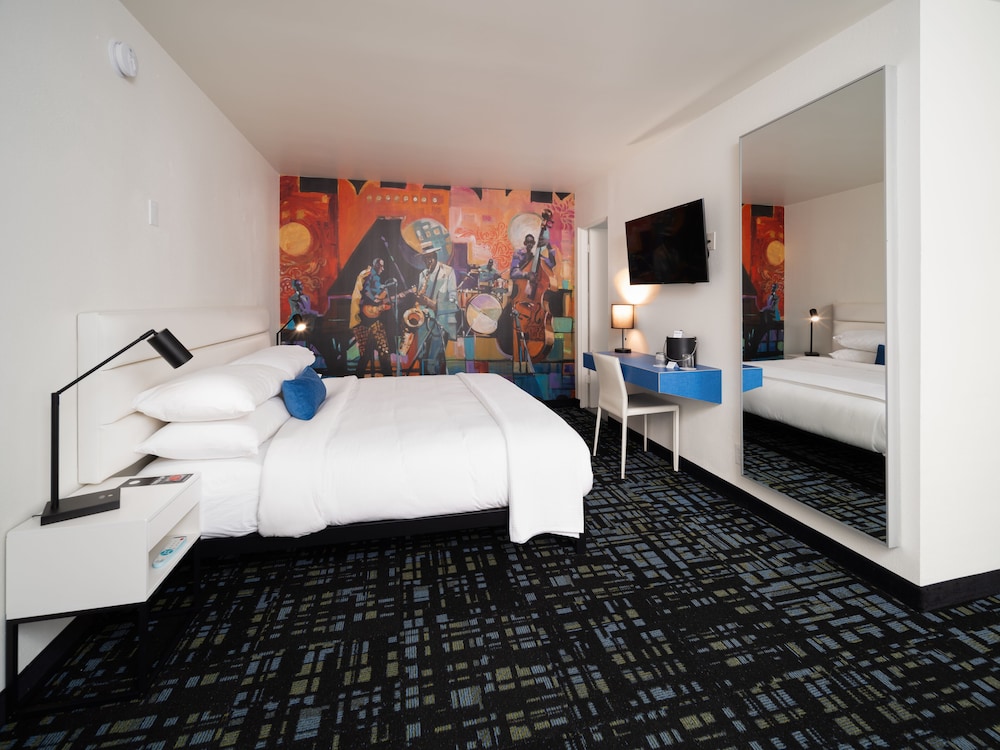 Jupiter Hotel 13/71