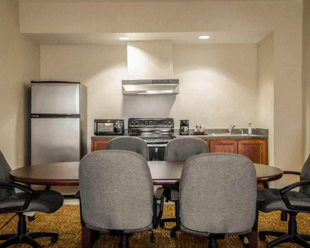 Sleep Inn & Suites Springdale West 29/33