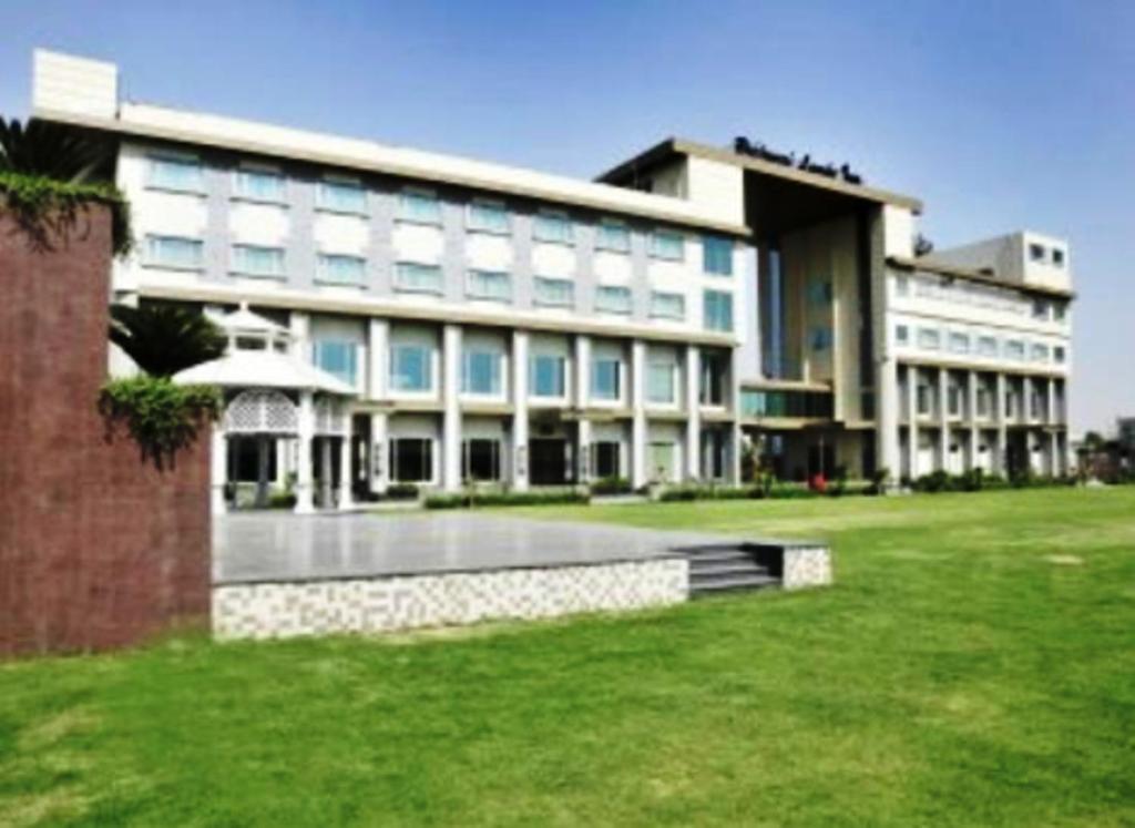 HOTEL BRIJWASI LANDS INN 47/55