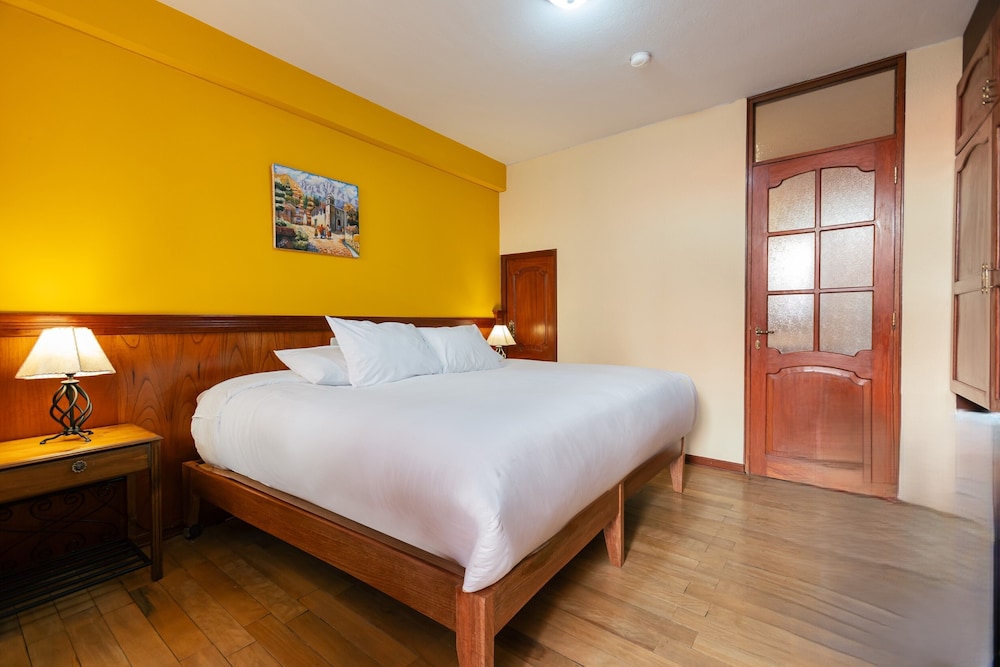 ROOM, KING BED