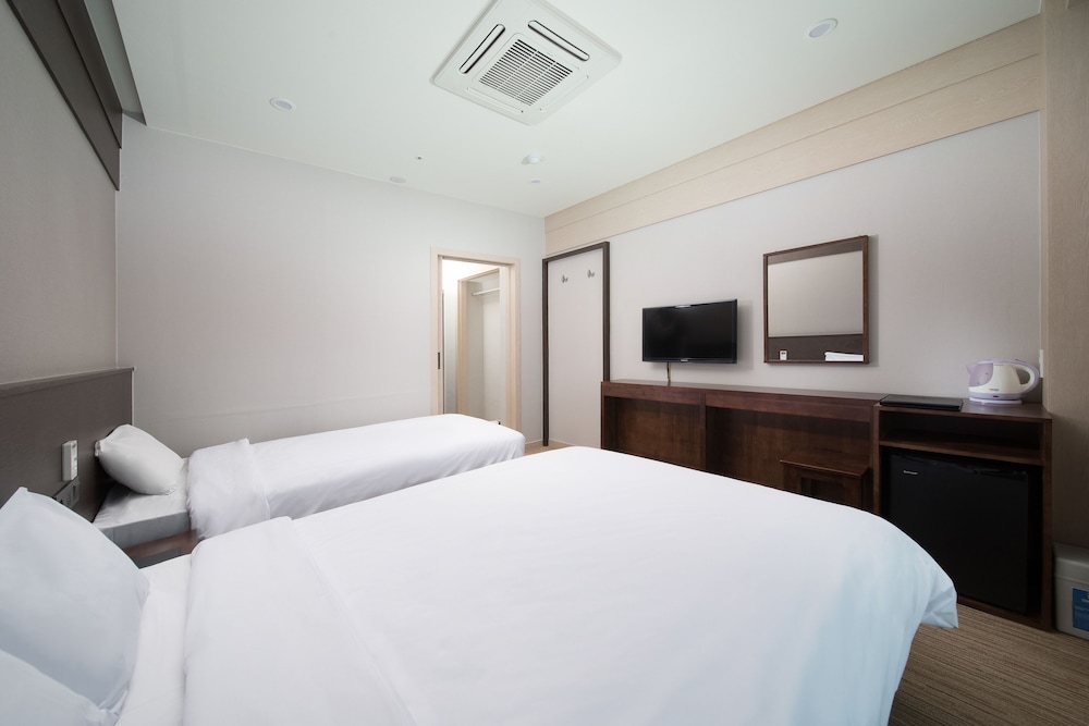 STANDARD, TWIN BEDS, CITY VIEW