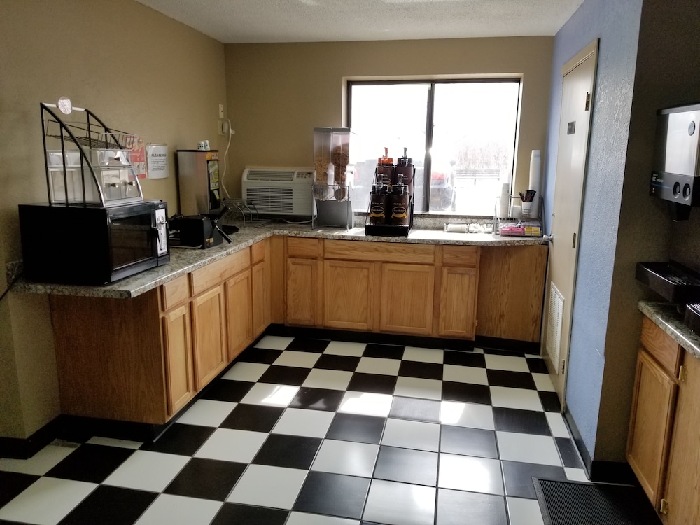 Super 8 By Wyndham Kenosha/Pleasant Prairie 5/29