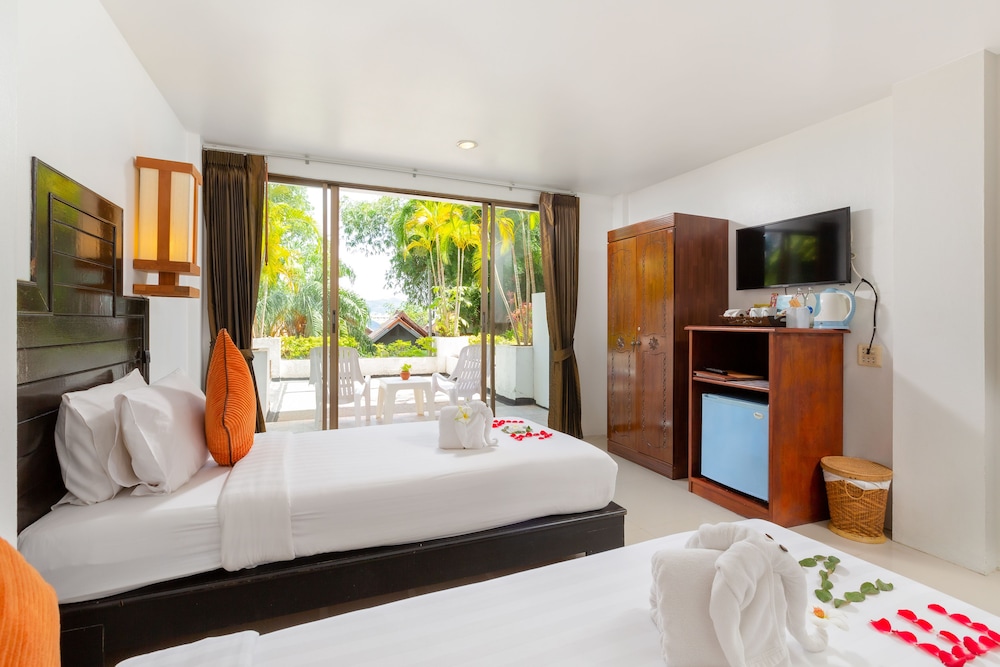 GRAND, DELUXE, POOL VIEW