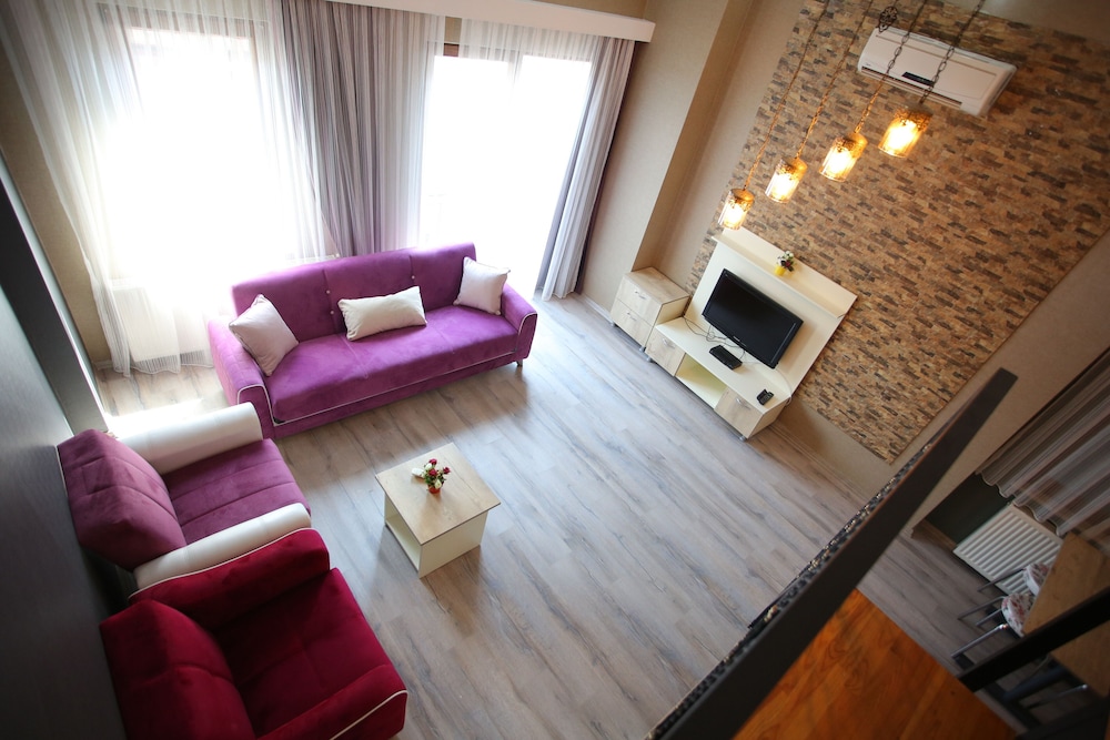 La Casa Suites 28/34