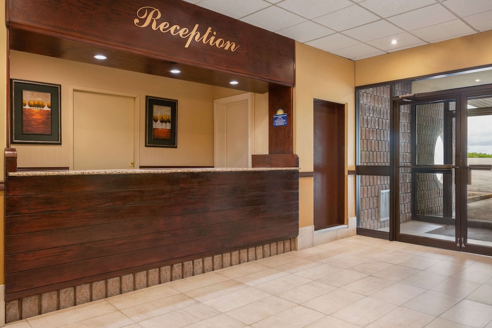 Days Inn by Wyndham Renfrew Conference Centre 2/27
