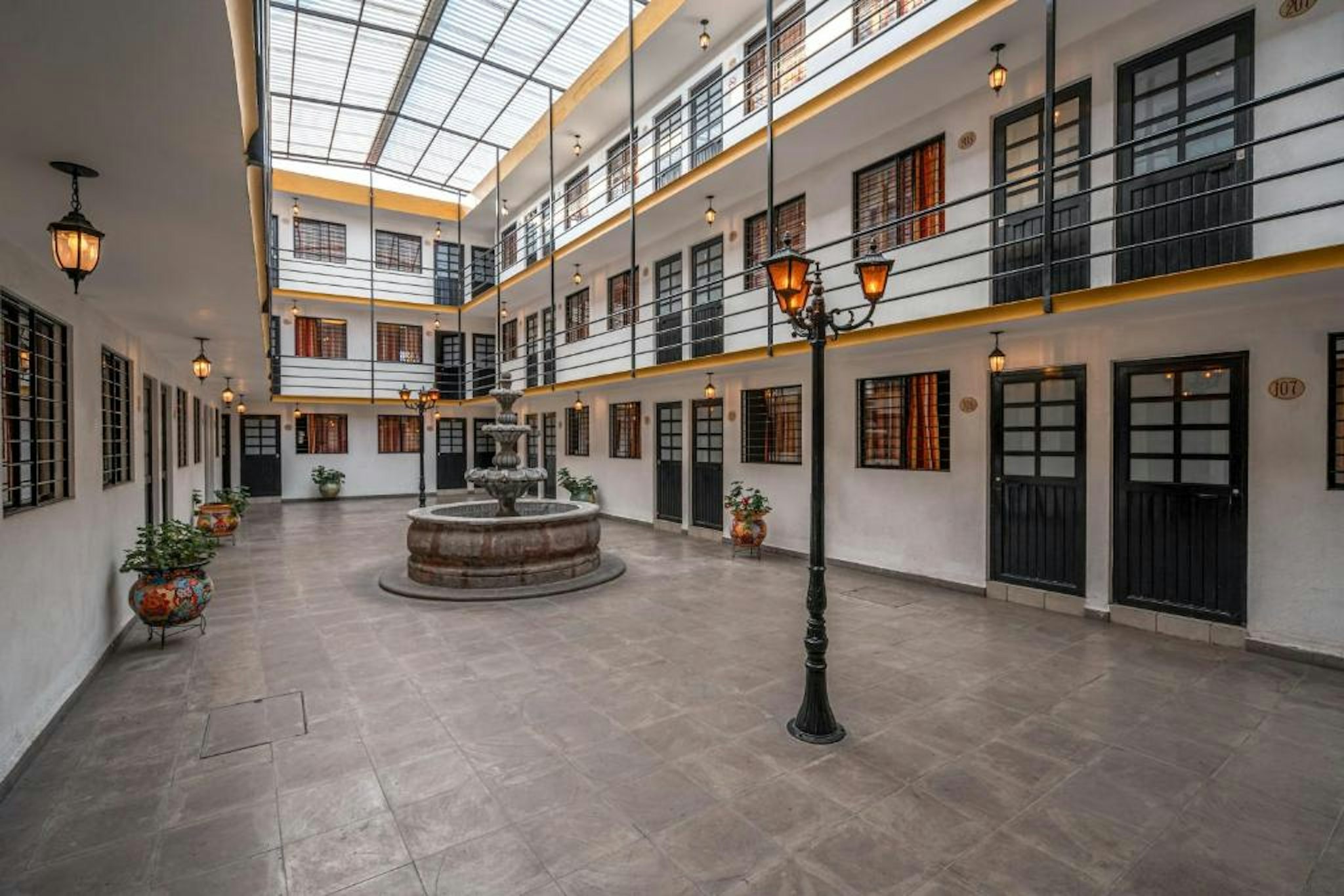 Cinco de Mayo Hotel 20/25