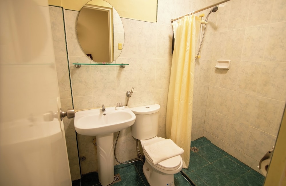 Kiwi Hotel 50/50