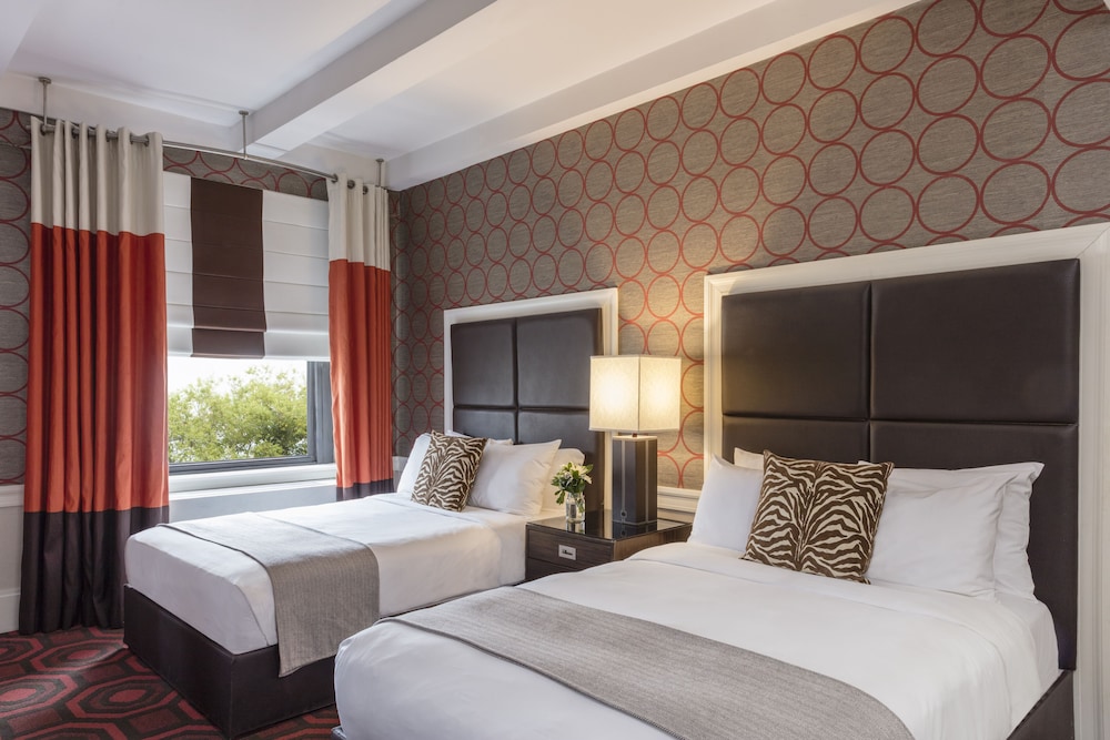 DELUXE, 2 DOUBLE BEDS